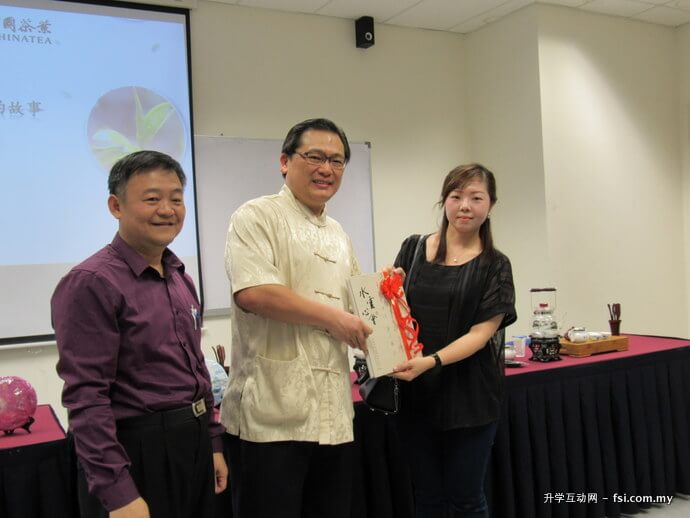 张晓威（中）赠送纪念品给中茶国际茶叶公司副总经理王翠萍（右）；左为黄文斌。