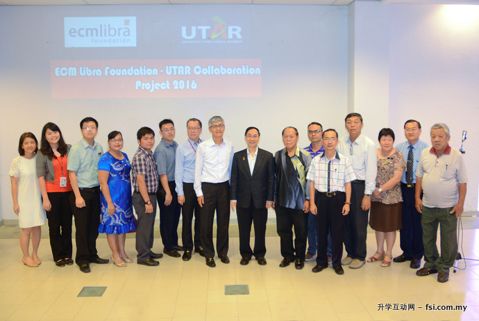 Seventh from left: Dr Teh, Lim, and Prof Chuah with UTAR management staff, school headmasters, and heads of new villages.