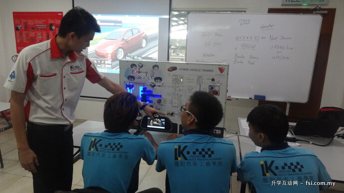 导师向学生讲解汽车扫描器出现故障编码的处理方法。