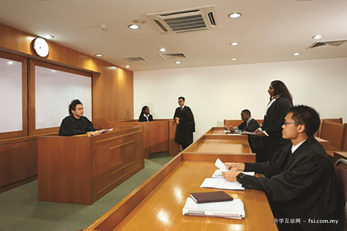 伯乐法学生在学院设立的模拟法庭内，透过参加模拟审讯比赛把课堂上所学的理论知识加以应用。