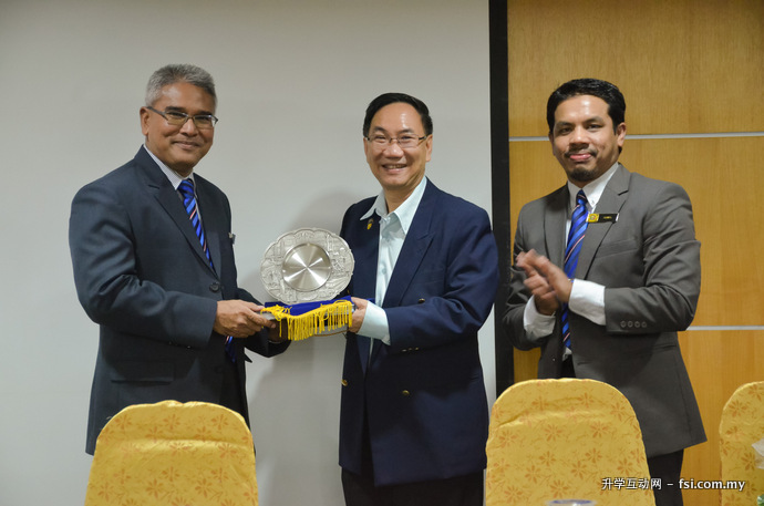 Prof Chuah presenting a token of appreciation to YDP Khairul Amir while Tuan Akmal looks on.