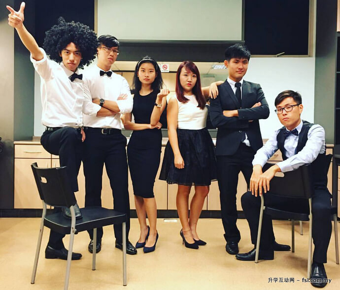 热爱音乐的董家凌（左三）和新加坡国立大学的音乐社同台演出，图为演出前耍酷合照。（图/分享者）