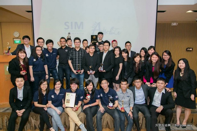 因为表现出色，赖可欣（前排左五）赢得2014-2015年度SIM CCA Award的卓越成就服务奖。（图/分享者）