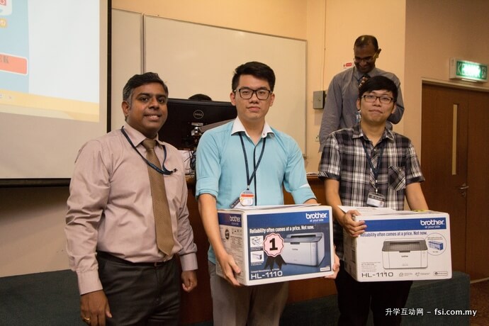 Winners of the competition, Team Blank, walked away with a printer and a Microsoft Azure Gift Certificate each. (Left: Prof. Dr. Ir. Vinesh Thiruchelvam, Dean, Faculty of Computing, Engineering and Technology, APU)