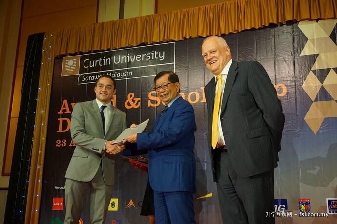 Pro-Chancellor Datuk Patinggi Dr George Chan presenting a Curtin Sarawak scholarship as Prof Mienczakowski looks on.