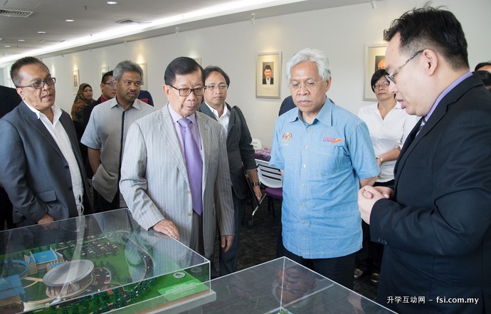 Minister viewing models of latest campus buildings.