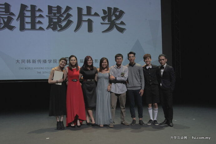 “最佳短片奖”由《再见·潮风》获得，图为《再见·潮风》制作团队及剧情片制作导师沈绍麒。