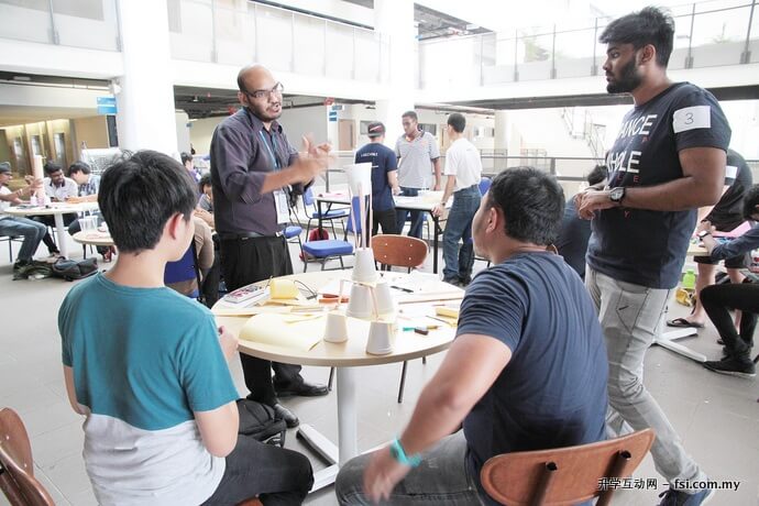 工程学院讲师兼赛事协调员Muneswaran（左2）现场解答参赛成员提出的疑问。