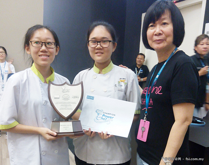 冠军得主刘美欣（左起）与郑莉蓉，自伯乐大学学院礼待、旅游与烹饪艺术学院院长李洁英（右）手中接过奖盾及奖金。