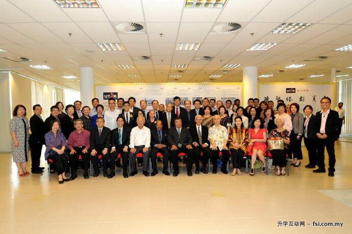 A group photograph of guests and staff of UTAR.