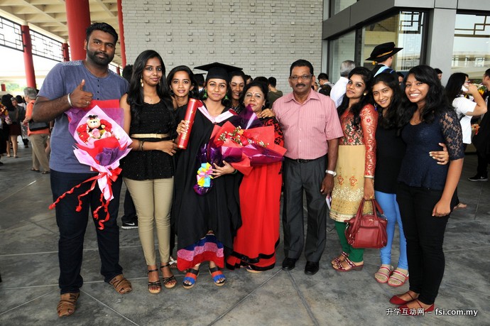 Journalism graduate R. Yashwini with her family and friends.