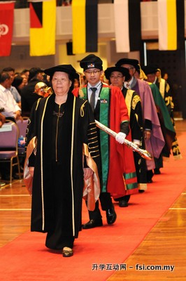 UTAR Registrar Yim Lin Heng leading the Guest of Honour procession.