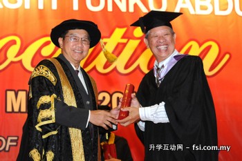 Bachelor of Science (Hons) Construction Management graduate Lim (right) receiving the scroll from Tan Sri Fong.