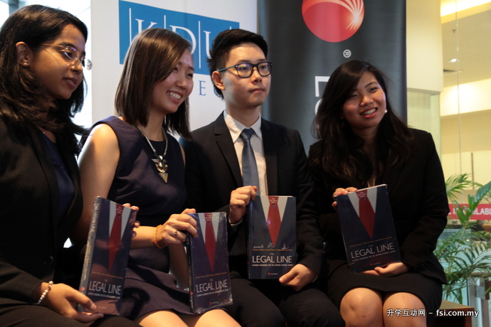 年轻的作者（左起）娜碧拉、梁淑缘、曾裕凯和邓媚文，向读者推介他们合着的新书《司法界能者系列》（The Hotshot Series: The Legal Line）。