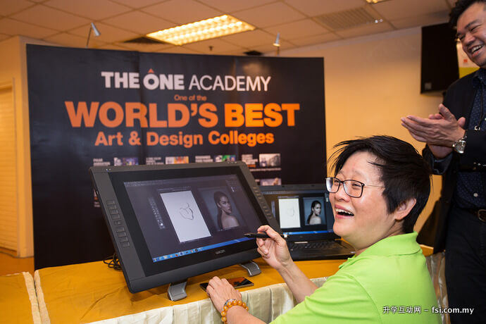 YB Datin Paduka Chew Mei Fun trying her hands on a Cintiq Wacom, a cutting-edge tablet for illustrations. 