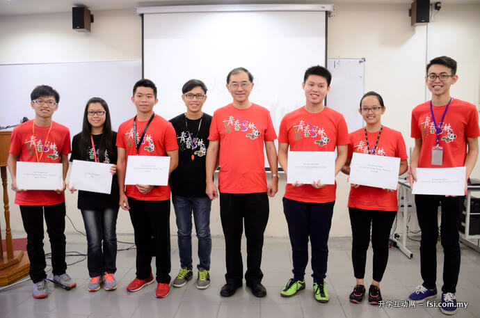 Dato’ Mah (forth from right) with students from the five institutions showing their participation certificates.