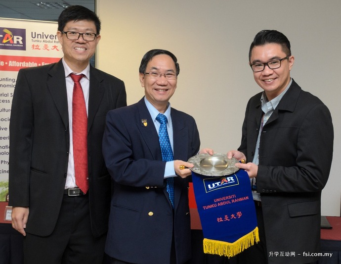 Prof Chuah (middle) presenting tokens of appreciation to Loke (right) while Prof Choong looks on.