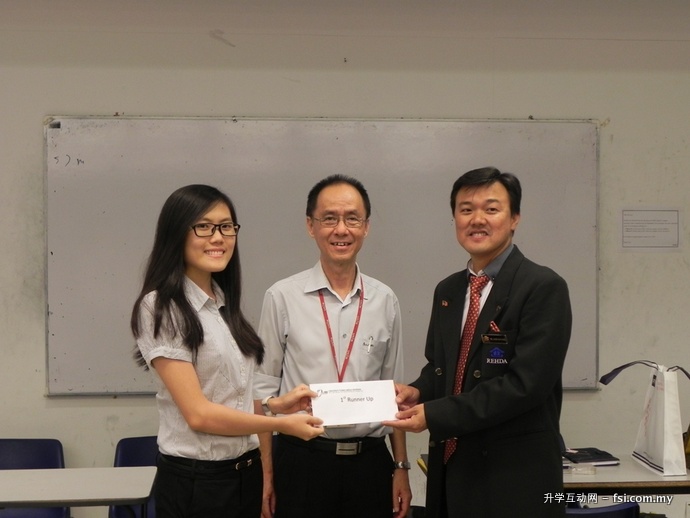 Ir Loh (right) presenting the prize to Hau (left) while Dr Yap (centre) looks on.
