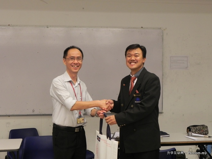 Dr Yap (left) presenting a token of appreciation to Ir Loh.
