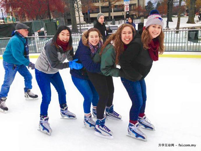 冬天和朋友一起玩户外溜冰，左二为刘宝玲。（图/分享者）