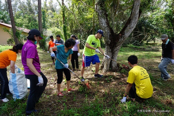 Curtin Sarawak and POCS Miri volunteers clean compound.