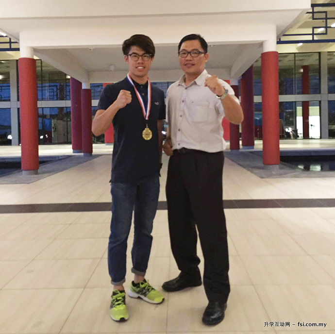 Chong (left) with his gold while UTAR Wushu Club Advisor Lee How Chinh looks on.