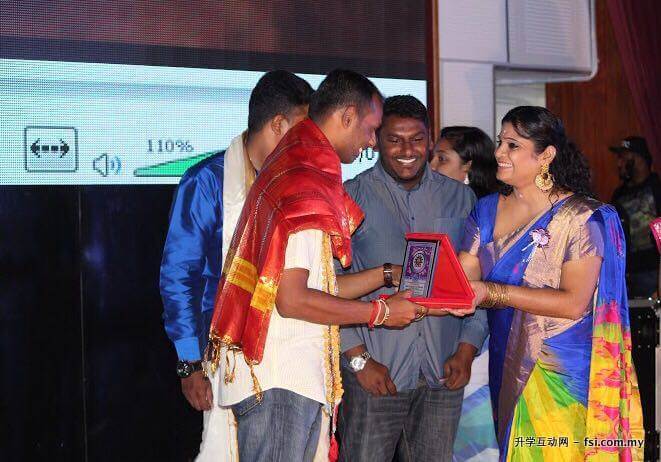 Meera (right) presenting a token of appreciation to Uvaraja while Thiagarajan (middle) looks on.