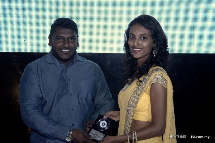 Keerthana Nair (right) receiving the Best Student Award from ICLS advisor Thiagarajan.