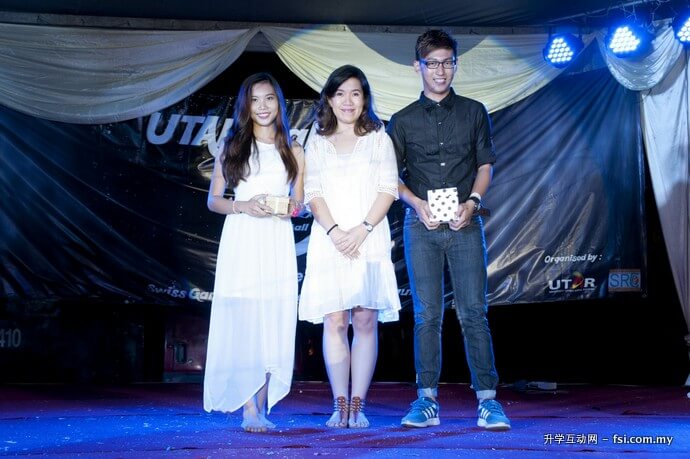 Tan (left) and Chooi (right) posing with Loh (centre) after being crown the prom king and queen.