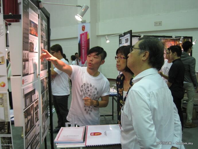 First City UC 董事主席丹斯里拿督张昌樑博士（右）和首席行政执行长杨燕清（左）仔细聆听学生讲解展示作品。