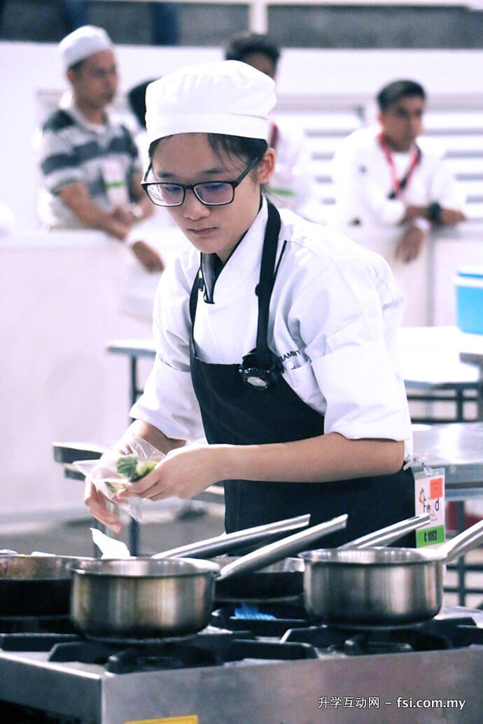 梳邦英迪国际学院的学生Chuan Yeh Hang在其中一项个人烹饪类别的比赛做准备。