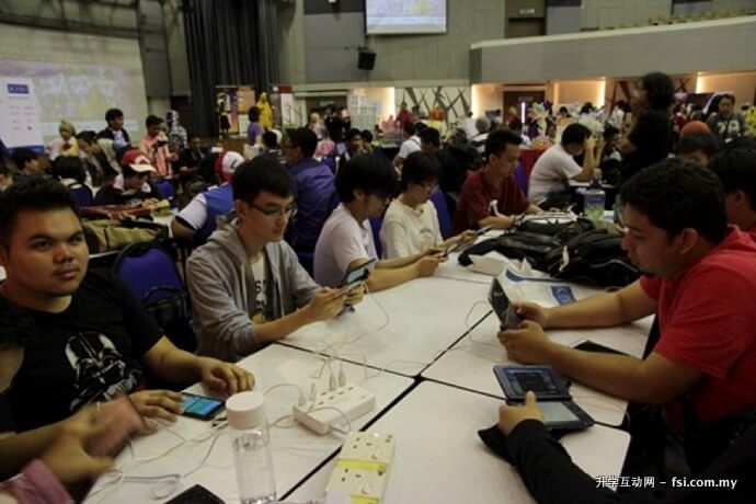 任天堂3DS的众多玩家集合于白沙罗再也校区的伯乐学院，一起使用随身携带式的游戏机共同游戏。