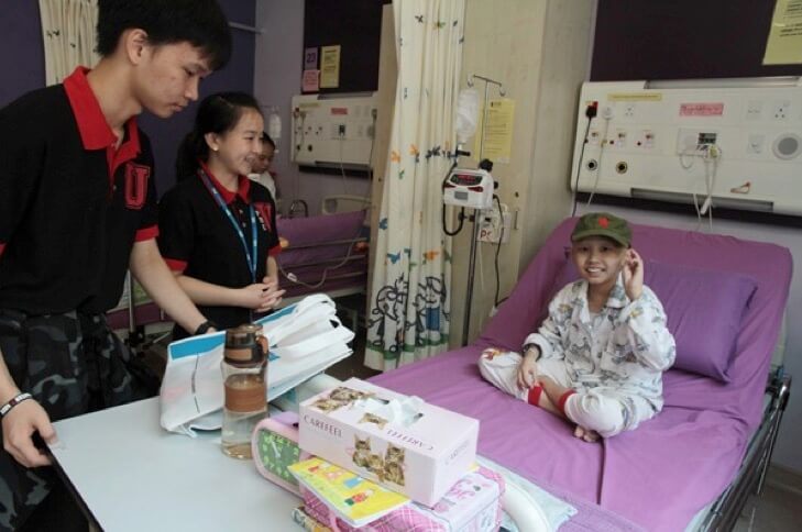 伯乐预科联合学会会长杨佩玲（中）联同她的执委们走入马大医药中心癌病儿童专用病房，一一探访病童并亲切慰问家属。