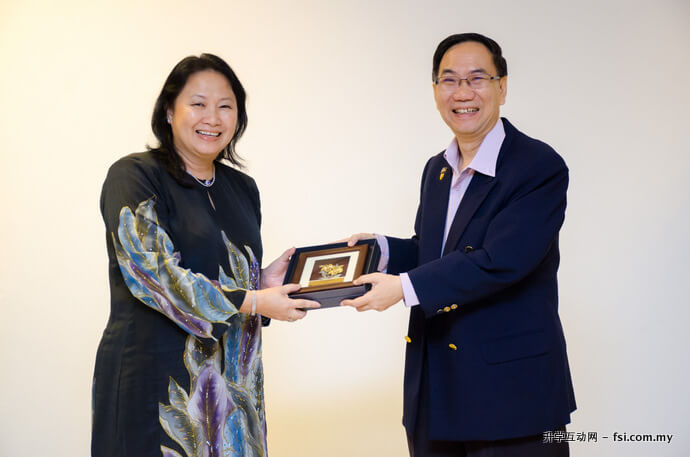 Prof Chuah presenting a memento to Dato’ Norashikin.