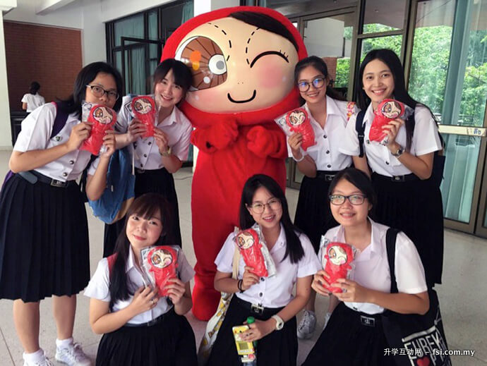 Students from Kasetsat university in Thailand posing with Pocotee & Friends merchandise. Thanks to her collection of Line stickers, Loh has an enormous following in Thailand.