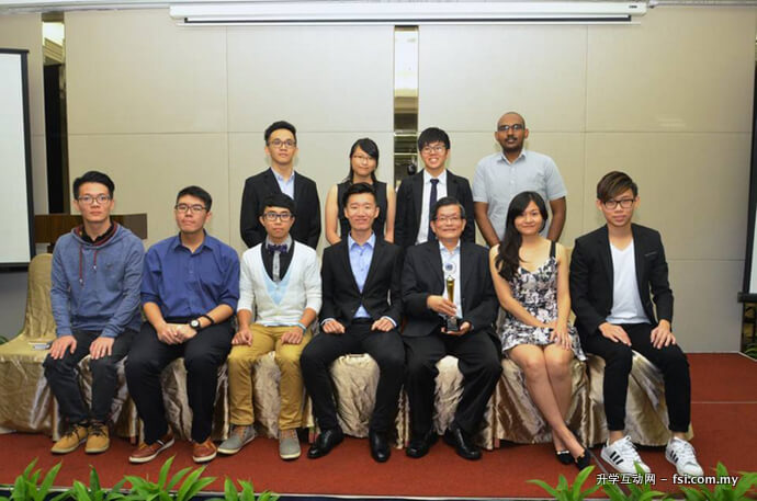 UTAR IET On Campus committee members with Dr Lim. (seated, third from right)