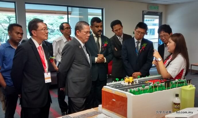 Team Future Light’s Lee (far right) explaining their project to Dato’ Sri Haji (second from left), accompanied by Dr Nehemiah (first from left) and Dato’ Gue (second from right).