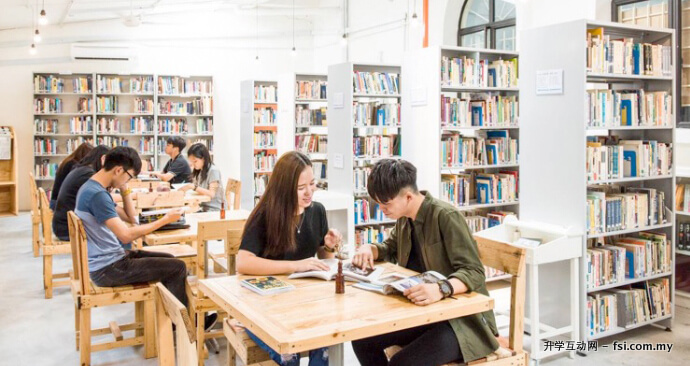 大同韩新传播学院图书馆散发书香气息，也深受学生喜爱的阅读空间。