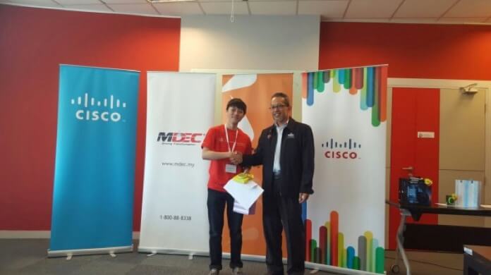 钟建丰（左），2016马来西亚思科网络竞赛季军得主从MDeC人才启用部高级经理Encik Nik Naharuddin （右）手中接过奖品。