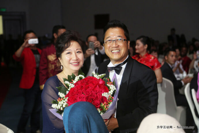 UCSI大学创办人兼集团首席执行员拿督黄传发在致辞期间，特为妻子拿汀余斯敏献上一束玫瑰花，感谢她多年来的支持。