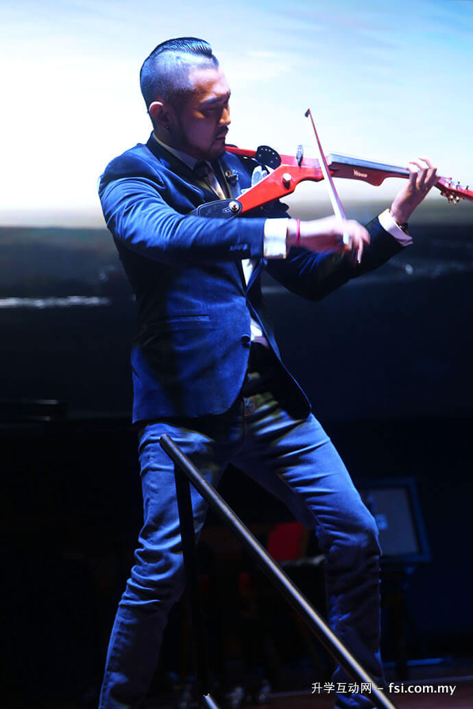 UCSI大学音乐系校友刘凯彦在舞台上，大秀小提琴演奏技巧，以其非凡的音乐魔力征服了听众。