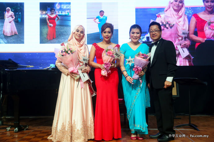 UCSI大学创办人兼集团首席执行员拿督黄传发（右）在颁发最佳女服装奖后，和3名得奖者合照。