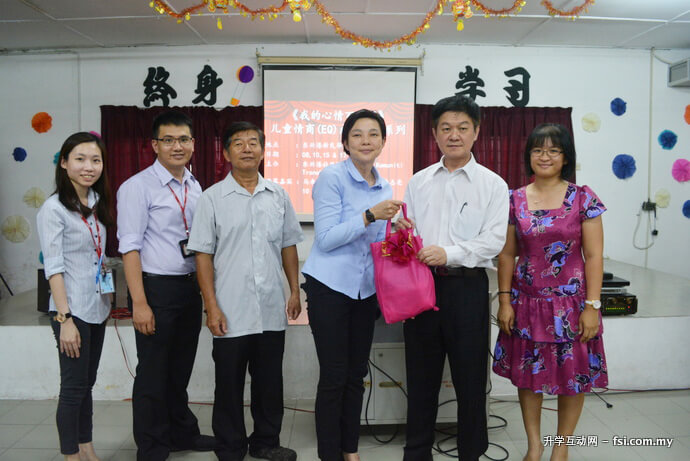 From left: Workshop Advisor and Lecturer Anna Ong Wen Huey, Pheh, Chan, Dr Cheah, Dato’ Lee and SJK(C) Sin Min Representative Lee Bin Yee.