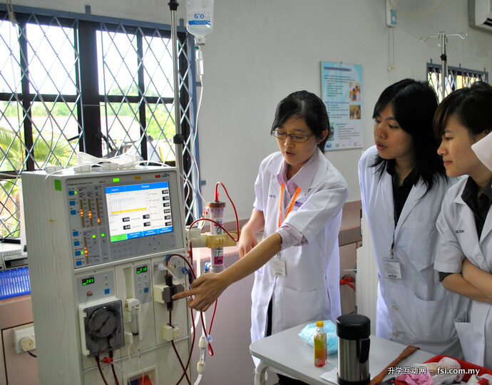 学生有机会在实际医院环境中学习如何操作医疗机器，提升自己实践学习经验。