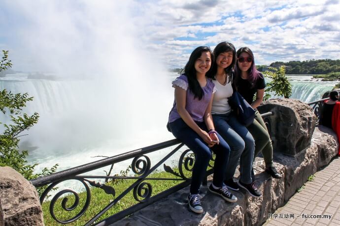 许蕙晴（中）目前在加拿大的多伦多大学攻读化学工程系。图为她与友人在该国著名的尼加拉瀑布前合影。