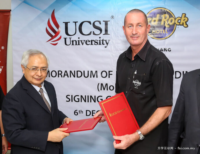 UCSI大学校长兼主席拿督卡立•尤索夫高级教授（左）和槟城硬石酒店总经理约翰•普利莫交换所签署的谅解备忘录。