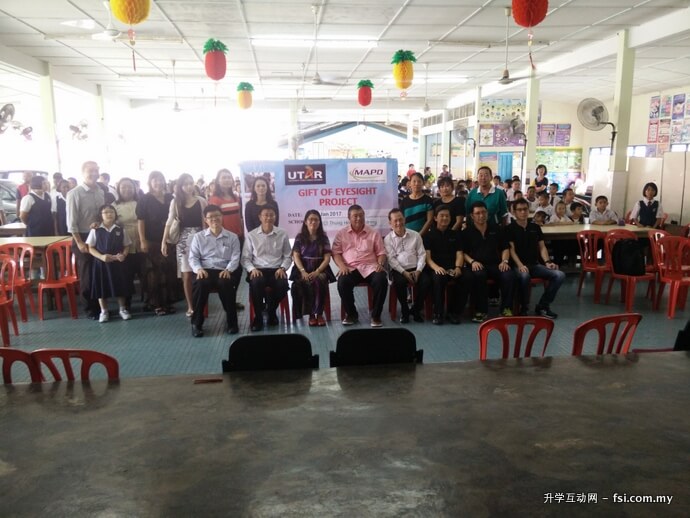 Tun Ling (fourth from left) and the other delegates with SJK (C) Thung Hon students and teachers.