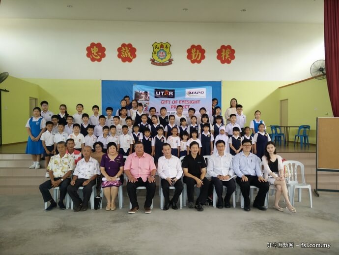 Tun Ling (fourth from left) and the other VIPs with SJK (C) Bemban students and teachers.