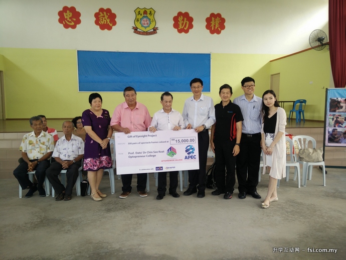 Prof Chin (fourth from right) presenting a mock cheque to Tun Ling (second from left), while (from left) Lee, Hew, Douglas Lee and Prof Choong look on.