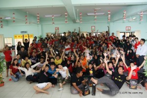 The Curtin students with the children after a day of fun